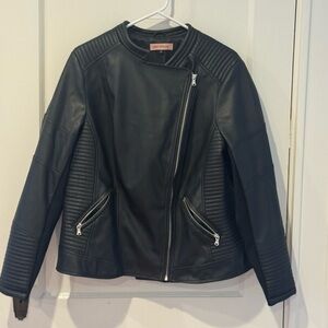 Chic Black Leather Bomber Jacket